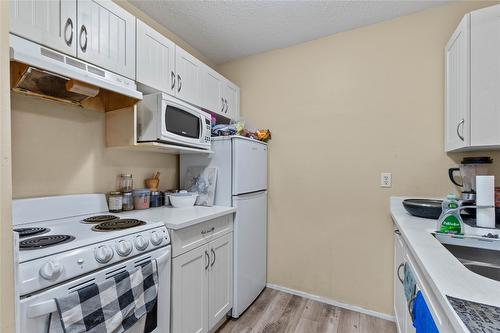 403-3304 35 Avenue, Vernon, BC - Indoor Photo Showing Kitchen