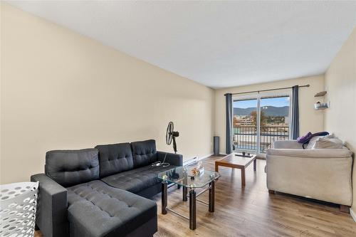 403-3304 35 Avenue, Vernon, BC - Indoor Photo Showing Living Room