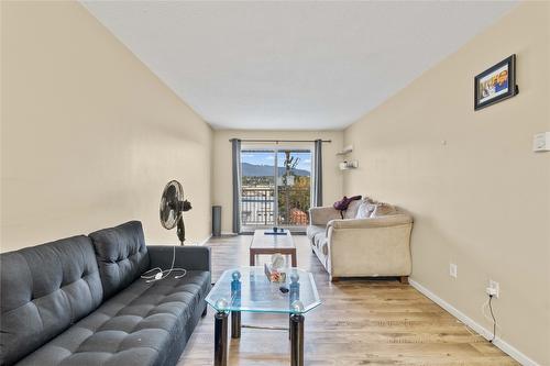 403-3304 35 Avenue, Vernon, BC - Indoor Photo Showing Living Room