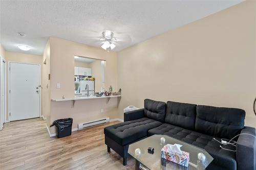 403-3304 35 Avenue, Vernon, BC - Indoor Photo Showing Living Room