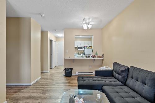 403-3304 35 Avenue, Vernon, BC - Indoor Photo Showing Living Room