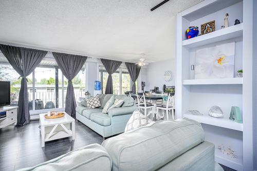 4006 Pleasant Valley Road, Vernon, BC - Indoor Photo Showing Living Room