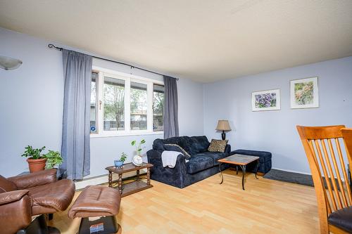 4006 Pleasant Valley Road, Vernon, BC - Indoor Photo Showing Living Room