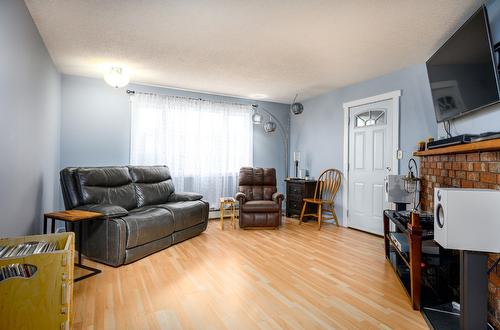 4006 Pleasant Valley Road, Vernon, BC - Indoor Photo Showing Living Room