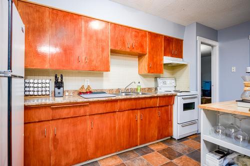 4006 Pleasant Valley Road, Vernon, BC - Indoor Photo Showing Kitchen With Double Sink