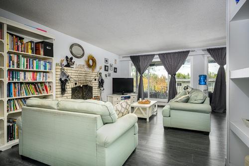 4006 Pleasant Valley Road, Vernon, BC - Indoor Photo Showing Living Room