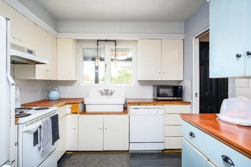 4006 Pleasant Valley Road, Vernon, BC - Indoor Photo Showing Kitchen