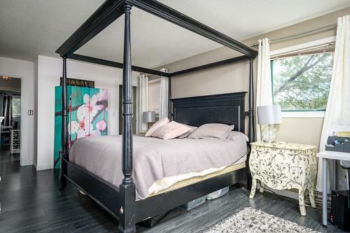 4006 Pleasant Valley Road, Vernon, BC - Indoor Photo Showing Bedroom