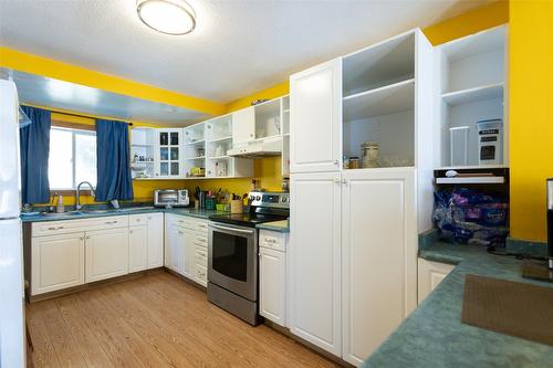 8251 Sun Valley Road, Kelowna, BC - Indoor Photo Showing Kitchen With Double Sink