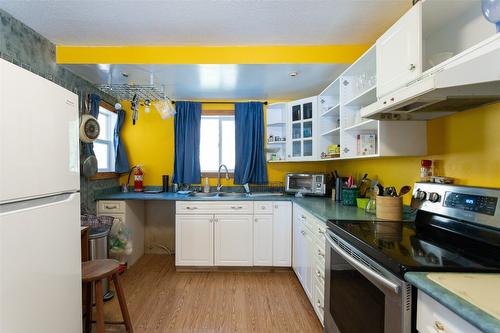 8251 Sun Valley Road, Kelowna, BC - Indoor Photo Showing Kitchen With Double Sink