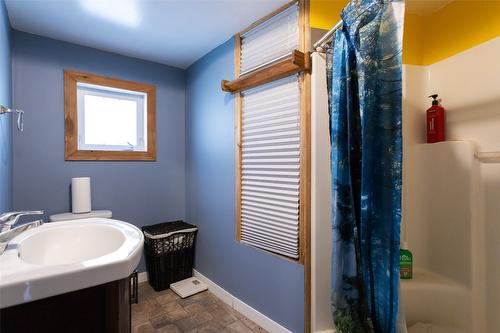 8251 Sun Valley Road, Kelowna, BC - Indoor Photo Showing Bathroom