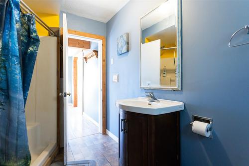 8251 Sun Valley Road, Kelowna, BC - Indoor Photo Showing Bathroom