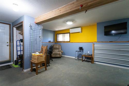 8251 Sun Valley Road, Kelowna, BC - Indoor Photo Showing Garage