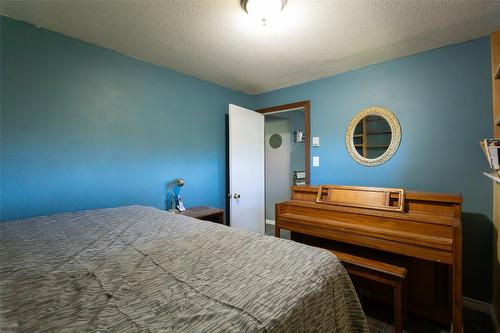 8251 Sun Valley Road, Kelowna, BC - Indoor Photo Showing Bedroom