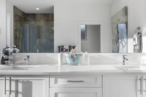 1474 Summer Crescent, Kelowna, BC - Indoor Photo Showing Bathroom