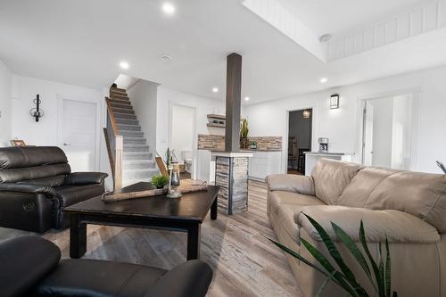 1474 Summer Crescent, Kelowna, BC - Indoor Photo Showing Living Room