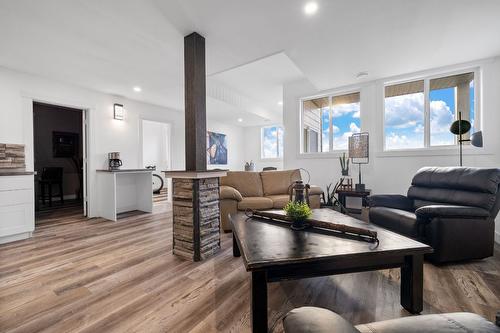 1474 Summer Crescent, Kelowna, BC - Indoor Photo Showing Living Room