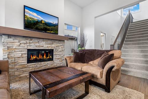 1474 Summer Crescent, Kelowna, BC - Indoor Photo Showing Living Room With Fireplace