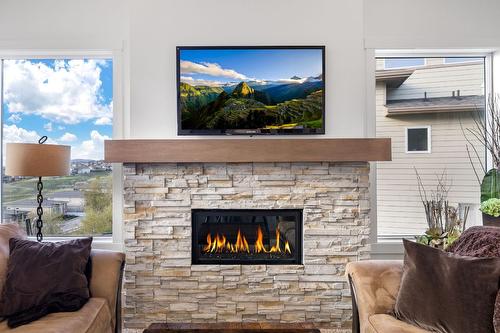 1474 Summer Crescent, Kelowna, BC - Indoor Photo Showing Living Room With Fireplace