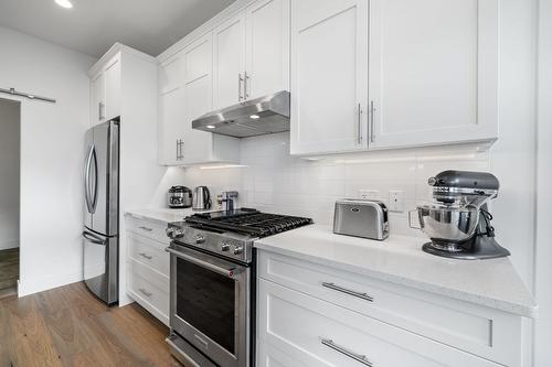 1474 Summer Crescent, Kelowna, BC - Indoor Photo Showing Kitchen With Upgraded Kitchen