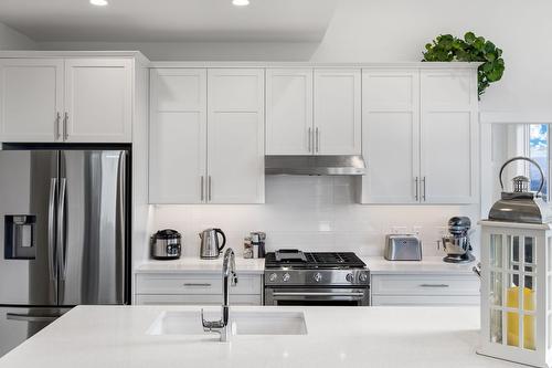 1474 Summer Crescent, Kelowna, BC - Indoor Photo Showing Kitchen With Upgraded Kitchen