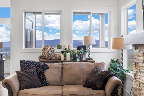 1474 Summer Crescent, Kelowna, BC - Indoor Photo Showing Living Room