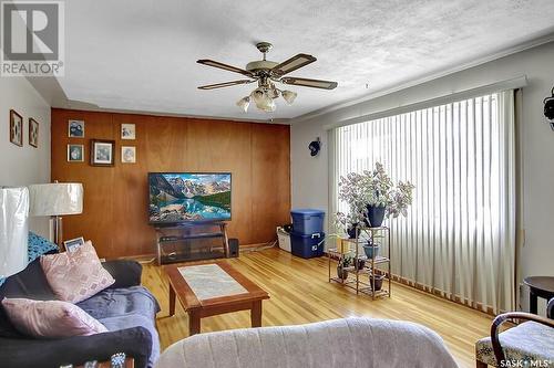 1000 Horace Street, Regina, SK - Indoor Photo Showing Living Room