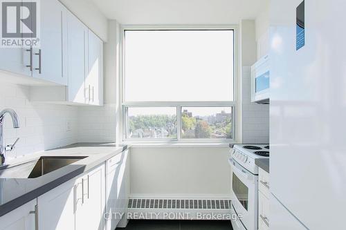 404 - 490 Eglinton Street E, Toronto, ON - Indoor Photo Showing Kitchen