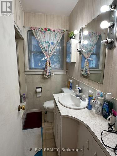 33 John Street, Chatham-Kent, ON - Indoor Photo Showing Bathroom