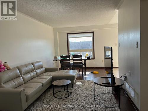 3154 Angel Pass Drive, Mississauga, ON - Indoor Photo Showing Living Room