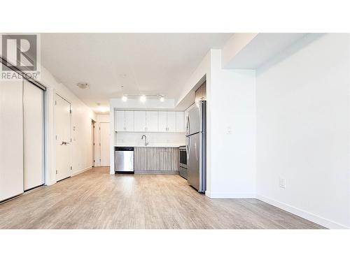 655 Academy Way Unit# 216, Kelowna, BC - Indoor Photo Showing Kitchen