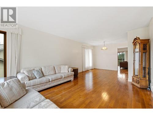 775 Cassiar Court, Kelowna, BC - Indoor Photo Showing Living Room