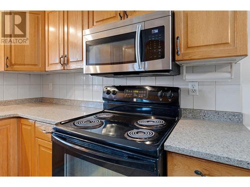 775 Cassiar Court, Kelowna, BC - Indoor Photo Showing Kitchen