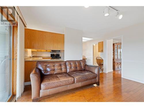 775 Cassiar Court, Kelowna, BC - Indoor Photo Showing Living Room