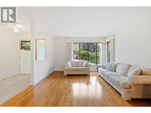 775 Cassiar Court, Kelowna, BC - Indoor Photo Showing Living Room