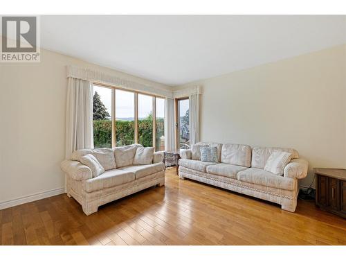 775 Cassiar Court, Kelowna, BC - Indoor Photo Showing Living Room