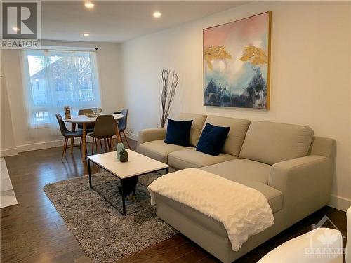 323 Montfort Street, Gloucester, ON - Indoor Photo Showing Living Room