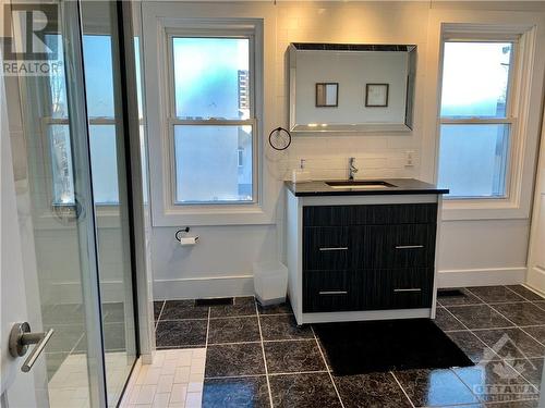 323 Montfort Street, Gloucester, ON - Indoor Photo Showing Bathroom