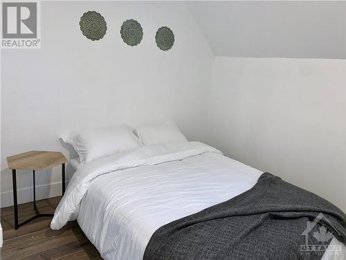 323 Montfort Street, Gloucester, ON - Indoor Photo Showing Bedroom