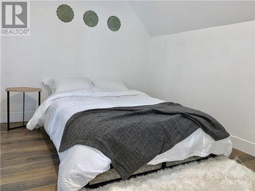 323 Montfort Street, Gloucester, ON - Indoor Photo Showing Bedroom