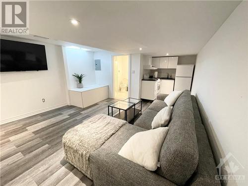 323 Montfort Street, Gloucester, ON - Indoor Photo Showing Living Room