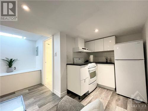 323 Montfort Street, Gloucester, ON - Indoor Photo Showing Kitchen