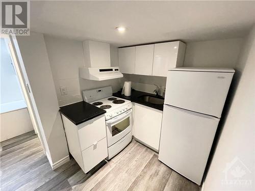 323 Montfort Street, Gloucester, ON - Indoor Photo Showing Kitchen