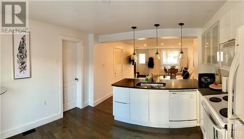 323 Montfort Street, Gloucester, ON - Indoor Photo Showing Kitchen