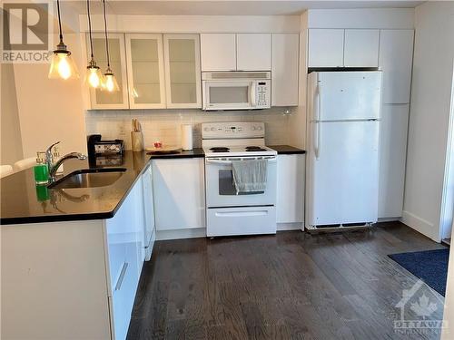 323 Montfort Street, Gloucester, ON - Indoor Photo Showing Kitchen