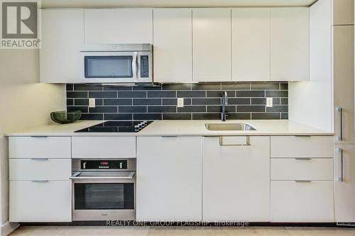 617 - 5 Hanna Avenue, Toronto, ON - Indoor Photo Showing Kitchen With Upgraded Kitchen