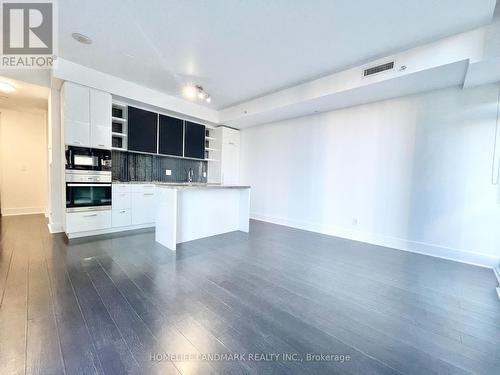 402 - 32 Davenport Road, Toronto, ON - Indoor Photo Showing Kitchen