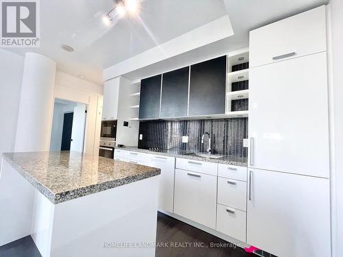 402 - 32 Davenport Road, Toronto, ON - Indoor Photo Showing Kitchen