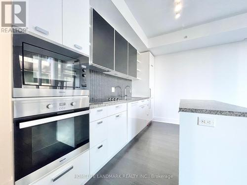 402 - 32 Davenport Road, Toronto, ON - Indoor Photo Showing Kitchen