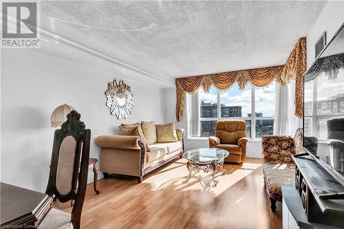 430 Mclevin Avenue Unit# 1708, Scarborough, ON - Indoor Photo Showing Living Room